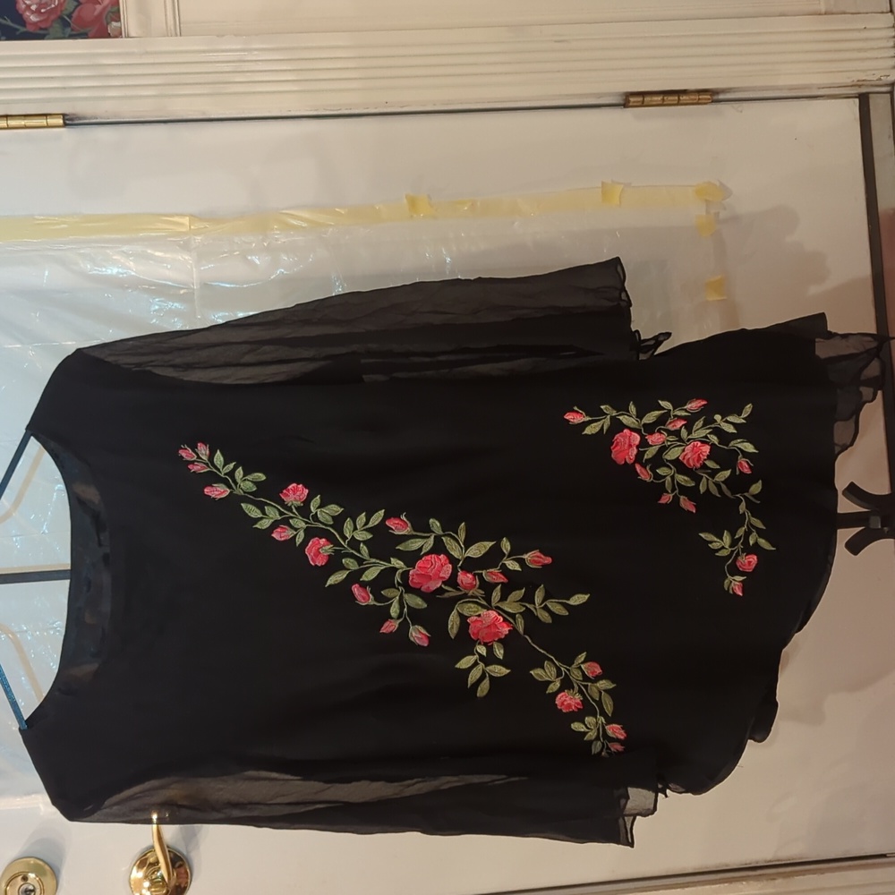 Anne Carson 'woman' silk lined, polyester, embroidered black floral top. Size 1X